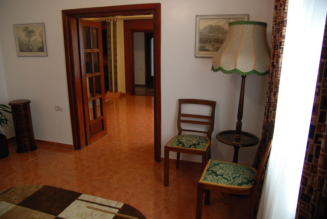 Center Apartment *